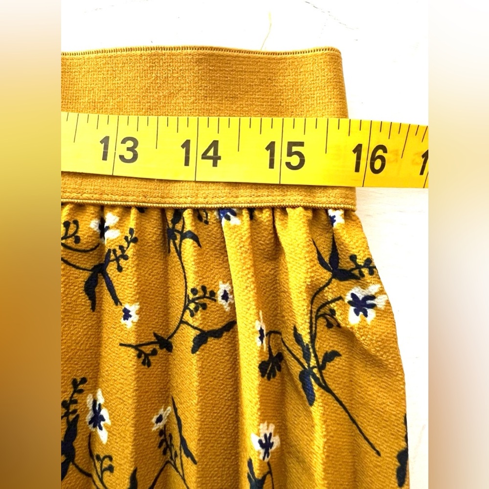 Andi + James Pleated Skirt with Floral Print in Mustard Yellow. Size L - Picture 7 of 10